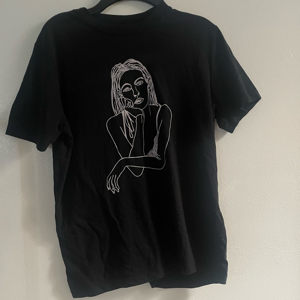 T shirt w a drawing of a person